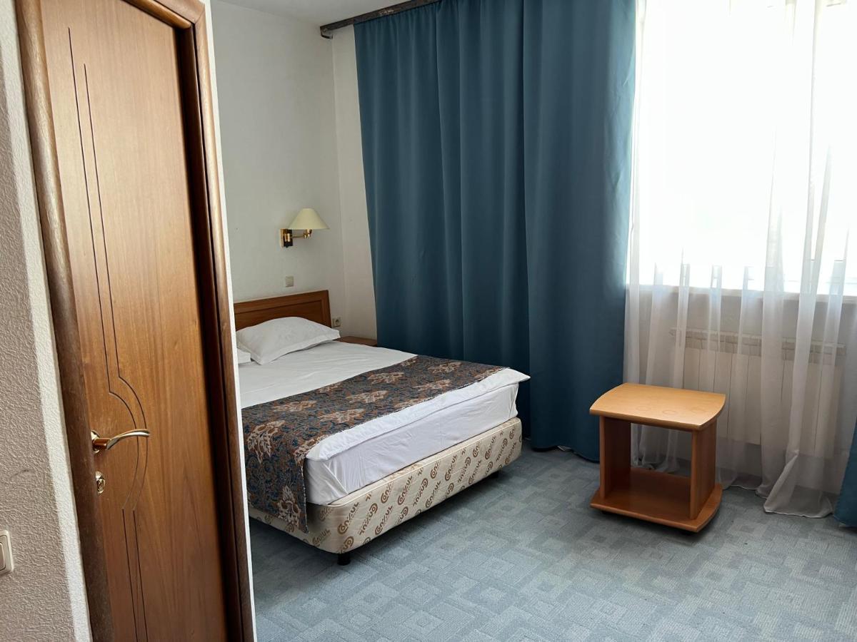 Green Hotel Atyraū Extérieur photo